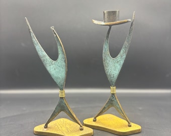 Set di candelabri vintage in ottone stile brutalista MCM con sculture figurative astratte e allungate • Statua stilizzata di ballerina con patina verderame (così com'è)
