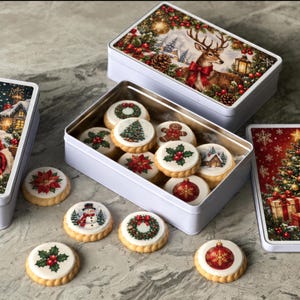 Könnte beinhalten: Drei rechteckige weiße Metalldosen mit weihnachtlichen Motiven wie dem Weihnachtsmann, einem Rentier und einem geschmückten Baum. Eine offene Dose enthält runde Kekse mit essbaren Aufdrucken von Weihnachtskränzen, Schneemännern und Stechpalmen.