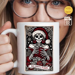 The Crafty Claus Skeleton - Carte de tarot de Noël, squelette de Noël, père Noël squelette, carte de tarot de Noël, squelette à tricoter, tricot de tarot