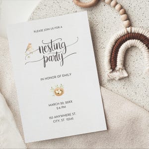 Peut inclure: Une carte blanche avec du texte noir annonçant une "fête de nidification" en l'honneur d'Emily. La date est le 20 mars 20XX, de 14h à 18h. L'adresse est 123 Anywhere St., City, ST 12345. Une petite illustration d'un nid d'oiseau avec des œufs se trouve dans le coin supérieur droit.