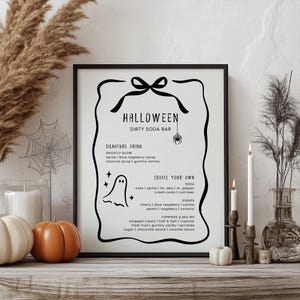 Könnte beinhalten: Ein gerahmtes Halloween-Schild mit schwarzem Rand. Das Schild zeigt eine Schleife, eine Spinne und eine Geistergrafik. Der Text enthält "Halloween Dirty Soda Bar", Zutaten für Signature Drinks und Optionen zur Herstellung eigener Limonade. Kürbisse und Kerzen sind im Vordergrund.