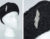 Black faux Persian lamb pillbox cap with detachable marcasite pin, vintage 40s faux astrakhan soft hat with brooch, size S
