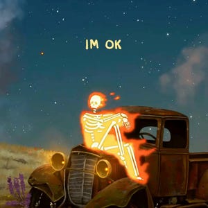 Puede incluir: Una ilustración digital de un esqueleto naranja brillante sentado sobre el capó de un camión antiguo oxidado en un campo por la noche. El texto IM OK está centrado sobre el esqueleto contra un cielo azul oscuro estrellado con una luna creciente.