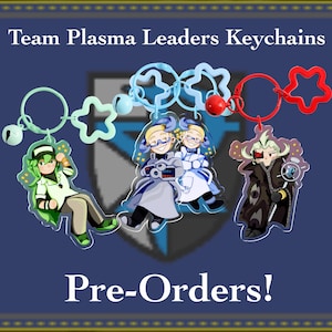 Puede incluir: Llaveros con los líderes del Equipo Plasma. Los llaveros tienen varias formas y colores, incluyendo estrellas, campanas y una estrella roja. Los personajes están representados en un estilo de dibujos animados. El texto "Team Plasma Leaders Keychains" y "Pre-Orders!" son visibles.