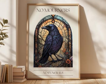 Puede incluir: Un cuervo negro posado en una rama dentro de una ventana de vitral. La ventana está rodeada de un marco de madera. El texto "NO MOURNERS" está en la parte superior de la imagen y "NO FUNERALS" en la parte inferior.