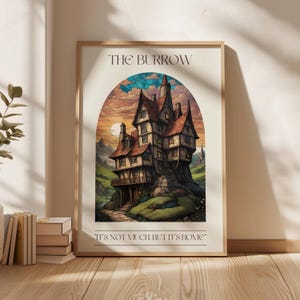 Peut inclure: Une affiche avec une illustration de style vitrail d'une grande maison à plusieurs niveaux avec un toit brun et une haute cheminée. La maison est entourée de collines verdoyantes et d'un chemin sinueux. Le texte "THE BURROW" est en haut de l'affiche et "IT'S NOT MUCH BUT IT'S HOME" est en bas.