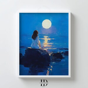 Mondlicht Ozean Wandkunst, Mädchen sitzend am Meer Druck, Blaue Nachthimmel Landschaft, Romantisches Küstengemälde, Digitaler Download Poster