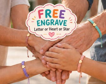 Könnte beinhalten: Eine Sammlung geflochtener Armbänder in verschiedenen Farben, die jeweils mit einem kleinen metallischen Herzanhänger versehen sind. Eine zentrale Grafik zeigt den Text FREE ENGRAVE Letter or Heart or Star mit einem Herzsymbol.