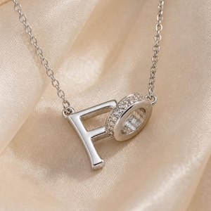 Gepersonaliseerde ketting met in elkaar grijpende initialen, pavé ring met letterhanger, gepersonaliseerde ketting met monogram van A tot Z, cadeau voor haar