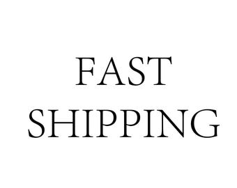 Könnte beinhalten: Der Text FAST SHIPPING wird in einer schwarzen Serifenschrift zentriert auf einem einfarbigen weißen Hintergrund angezeigt. Die Buchstaben sind großgeschrieben und in zwei getrennten Zeilen angeordnet, wobei FAST oben und SHIPPING unten steht.