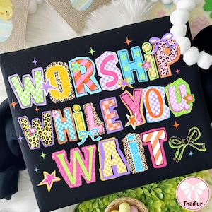 Peut inclure: Ensemble de trois mugs en céramique avec une finition mate et mouchetée. Les tasses sont de couleur crème, gris clair et gris foncé. Chaque mug a un design simple et minimaliste.