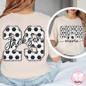 K&ouml;nnte beinhalten: Beiges T-Shirt mit Fu&szlig;ball-Design. Auf der R&uuml;ckseite befindet sich die Zahl 29 in einem Fu&szlig;ballmuster mit dem Schriftzug "Jackson". Auf der Vorderseite steht "Soccer mama" mit einer Fu&szlig;ballgrafik.
