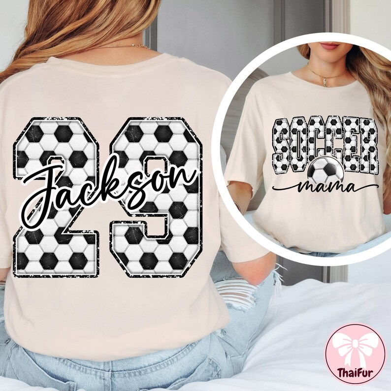 K&ouml;nnte beinhalten: Beiges T-Shirt mit Fu&szlig;ball-Design. Auf der R&uuml;ckseite befindet sich die Zahl 29 in einem Fu&szlig;ballmuster mit dem Schriftzug "Jackson". Auf der Vorderseite steht "Soccer mama" mit einer Fu&szlig;ballgrafik.