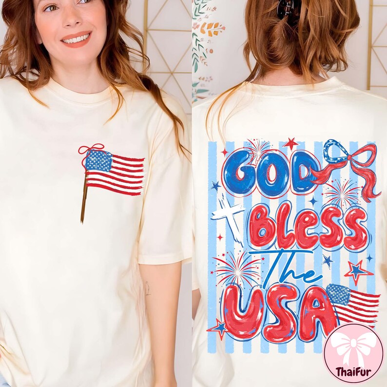 Op de afbeelding: Cr&egrave;mekleurig T-shirt met een geborduurde Amerikaanse vlag op de voorkant. De achterkant van het shirt toont de tekst "GOD BLESS THE USA" in rood en blauw, met patriottische graphics. Een feestelijk ontwerp voor Independence Day.