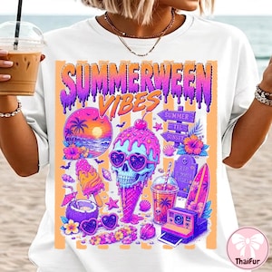 Op de afbeelding: Wit T-shirt met een kleurrijk grafisch ontwerp. Het ontwerp bevat de tekst "SUMMERWEEN VIBES". Het bevat een schedel met een hartvormige zonnebril, ijs, een zonsondergang en andere zomerse elementen.