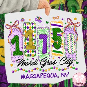 Puede incluir: Un letrero blanco con los números "11758" en verde, dorado y morado, con las palabras "Mardi Gras City" y "Massapequa, NY" en negro. El diseño incluye bordes decorativos, cuentas y lazos.