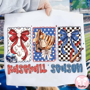 Puede incluir: Camiseta blanca con temática de béisbol. Presenta tres diseños rectangulares con elementos de béisbol: un lazo rojo, un guante de béisbol y un lazo azul. Las palabras "Baseball Season" están escritas en rojo y azul.