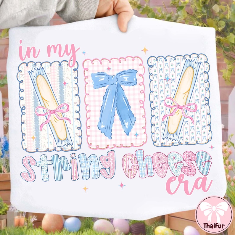 Może przedstawiać: Biała tkanina z napisem "in my String Cheese era" w fantazyjnej czcionce. Projekt zawiera trzy oprawione ilustracje: dwa paluszki serowe związane r&oacute;żowymi kokardkami i niebieską kokardą. Pastelowe kolory.