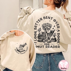Ich sehe besser aus, gebeugt über ein Buch, Smut Reader Png, Romanze Smut Buch, gebeugt über Png, gutes Mädchen Png, ich sehe besser aus, gebeugt über ein Buch Png