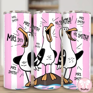 Peut inclure: Trois gobelets isothermes en acier inoxydable avec un fond à rayures roses et blanches. Chaque gobelet présente une mouette de dessin animé avec un bec ouvert et le texte "MRS. SMITH!". Les gobelets ont un couvercle argenté.