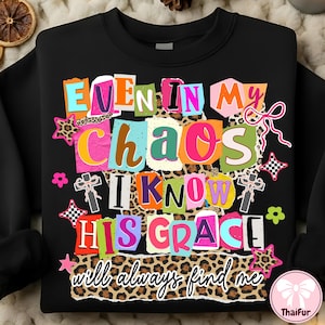 Selbst in meinem Chaos Png, christliche Clipart, zufällige Buchstaben Design, trendiges Jesus-Shirt Png, Preppy Jesus Design, Bibel-Vers Png, Glaube Png