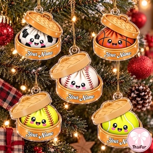 Könnte beinhalten: Fünf hängende Ornamente in Form von Bambusdampfkörben, die jeweils eine Sportball-Figur mit lächelndem Gesicht enthalten. Die Bälle umfassen Fußball, Basketball, Baseball, Softball und Tennisball, mit dem Schriftzug Your Name.