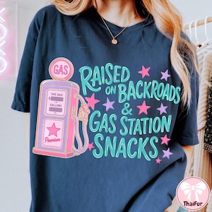 Auf Landstraße und Tankstelle Snacks PNG, Preppy Landmädchen PNG, Trendy Südliches Shirt Design, Lustiges Land Geschenk Bild 6