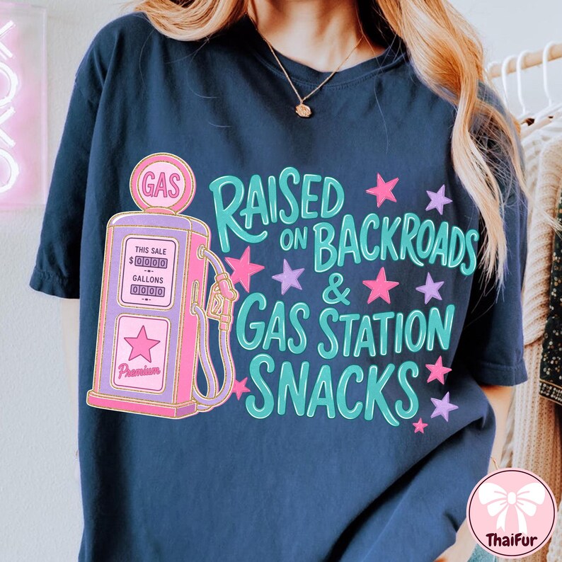 Auf Landstraße und Tankstelle Snacks PNG, Preppy Landmädchen PNG, Trendy Südliches Shirt Design, Lustiges Land Geschenk Bild 6
