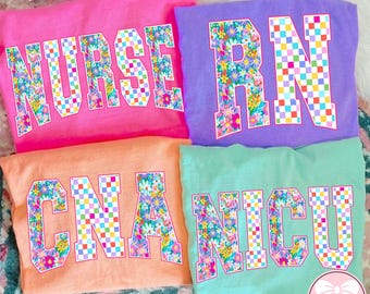 Paquete floral para enfermera PNG, Vida de enfermera PNG, Diseños veraniegos alegres para mamás, Descarga digital de sublimación con estampado a cuadros retro para enfermeras y auxiliares de enfermería de la UCI neonatal