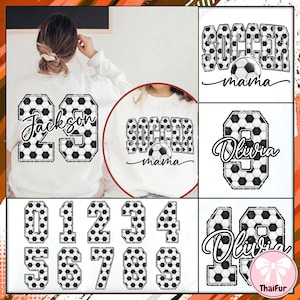 K&ouml;nnte beinhalten: Wei&szlig;e T-Shirts und Sweatshirts mit Fu&szlig;ballmotiven. Ein Shirt zeigt den Namen "Jackson" und die Nummer "29" in einem Fu&szlig;ballmuster. Weitere Designs sind "Soccer Mama" und der Name "Olivia" mit Zahlen.