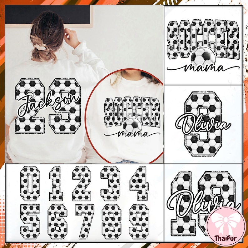 K&ouml;nnte beinhalten: Wei&szlig;e T-Shirts und Sweatshirts mit Fu&szlig;ballmotiven. Ein Shirt zeigt den Namen "Jackson" und die Nummer "29" in einem Fu&szlig;ballmuster. Weitere Designs sind "Soccer Mama" und der Name "Olivia" mit Zahlen.