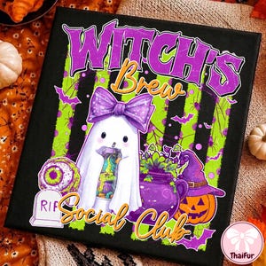 Op de afbeelding: Een vierkante zwarte canvasprint met de tekst WITCH'S Brew Social Club in paars en oranje. Het ontwerp bevat een wit spook met een paarse strik die een drankje vasthoudt, een groen oog, een grafsteen, een paarse ketel en een pompoen.
