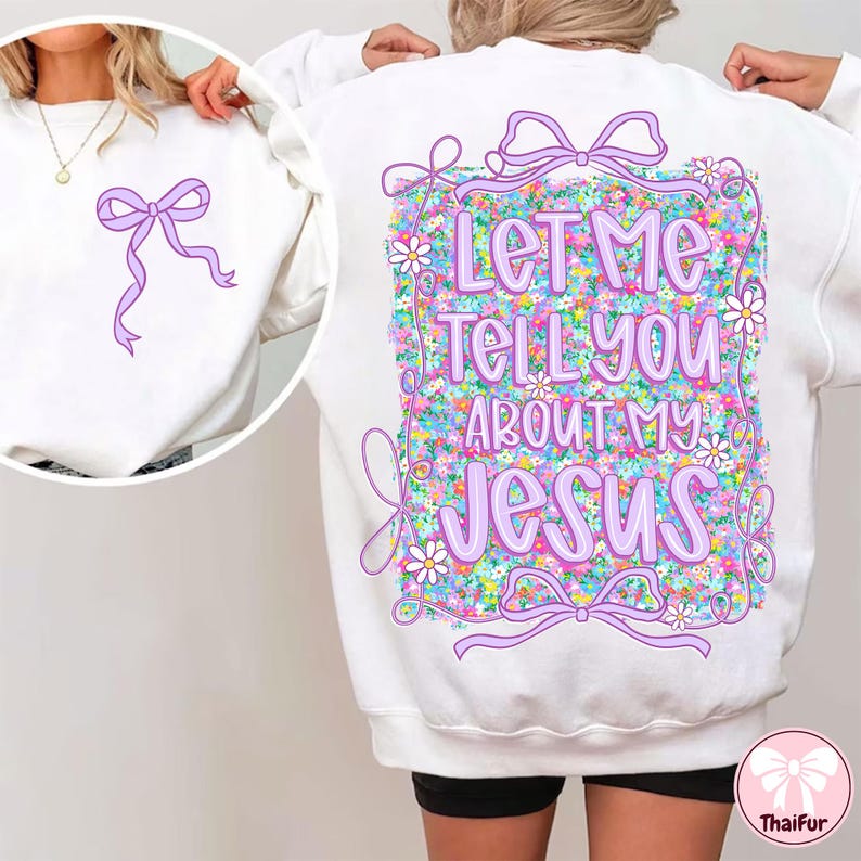 Puede incluir: Sudadera blanca con un dise&ntilde;o floral y el texto "Let me tell you about my Jesus" en morado. La sudadera tiene un lazo morado en la parte delantera.