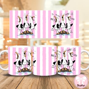 Puede incluir: Taza de cerámica blanca con una ilustración de dibujos animados de tres gaviotas sobre una roca, con el texto "MRS SMITH!" repetido. El fondo presenta rayas verticales rosas y blancas. La taza se muestra sobre una superficie de madera.