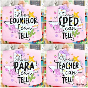 Può includere: Una t-shirt rosa chiaro con una grafica dello stato del Texas su sfondo a righe. Il design include un cappello da cowboy viola, stivali rosa, una stella gialla, un cactus verde e il testo She's a COUNSELOR/SPED/PARA/TEACHER I can TELL.