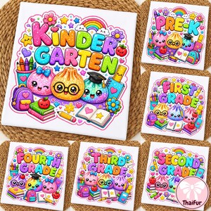 以下が含まれることがあります： 幼稚園、プレK、1年生、2年生、3年生、4年生の文字と、虹、学校の備品、笑顔の餃子のカラフルな漫画イラストが描かれた、6枚の白い正方形のプリントのコレクション。