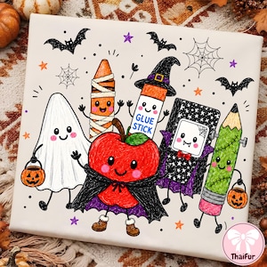 Peut inclure: Une toile blanche présentant une illustration colorée sur le thème d'Halloween avec un fantôme, un crayon momie, un bâton de colle sorcière, une pomme vampire, un carnet vampire et un crayon Frankenstein, décorés de chauves-souris et d'étoiles.