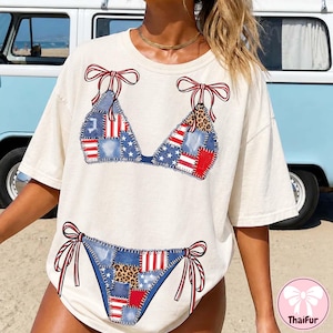 USA bikinitopp PNG röd vit blå lapptäcke baddräkt PNG design, sommar PNG, solsken sjö flicka strandvibbar pool PNG, trendig sommardesign