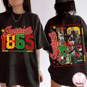 Könnte beinhalten: Ein schwarzes T-Shirt mit einem Grafikdesign, das den Text Juneteenth 1865 in Rot, Gelb und Grün zeigt. Die Vorderseite zeigt den Text und eine rote Schleife, während die Rückseite eine Collage historischer Persönlichkeiten in den Zahlen sowie die Wörter History, Culture, Excellence, Respect enthält.