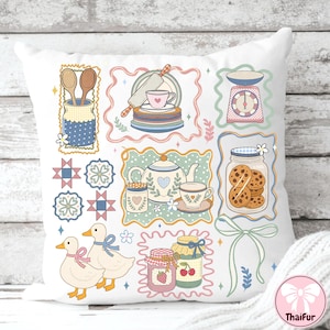 Peut inclure: Coussin d&eacute;coratif blanc avec un motif patchwork pr&eacute;sentant des illustrations sur le th&egrave;me de la cuisine et de la p&acirc;tisserie. Comprend des images de cuill&egrave;res en bois, d'un rouleau &agrave; p&acirc;tisserie, d'une th&eacute;i&egrave;re, d'une balance, de biscuits et de canards.