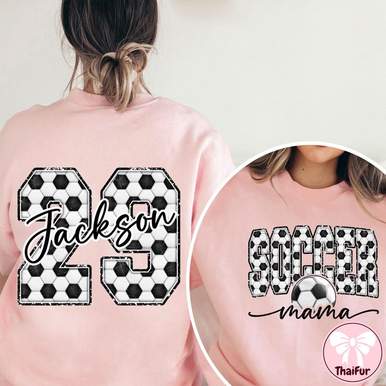 K&ouml;nnte beinhalten: Hellrosa Sweatshirt mit Fu&szlig;ball-Design. Das Sweatshirt hat die Nummer 29 mit dem Namen "Jackson". Ein weiteres Sweatshirt hat die Worte "Soccer Mama" mit einer Fu&szlig;ball-Grafik.
