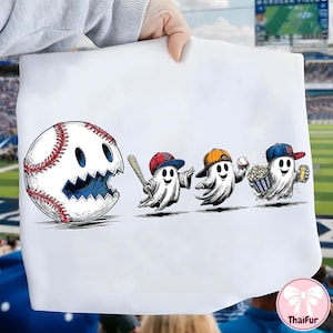 Puede incluir: Gráfico blanco con temática de béisbol sobre un fondo blanco. El diseño presenta una pelota de béisbol con una cara y tres fantasmas de dibujos animados con gorras de béisbol, sosteniendo un bate, una pelota, palomitas de maíz y una bebida.