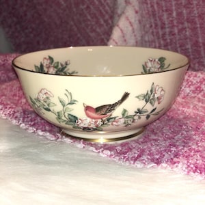 Bol en porcelaine de 5,25 po. | Lénox | Sérénade|Crème à fleurs roses et vertes avec oiseau et bordure dorée |