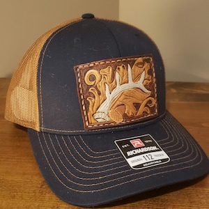 Truckerkeps med bearbetat läderlapp tillverkad av Herman Oak-läder.