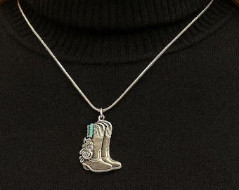 Collar con colgante de bota de vaquero: joyería country del oeste con detalle floral