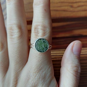 Handmade ring with natural sage leaf, minimalist resin and silver design, unique botanical jewelry, sustainable gift for women