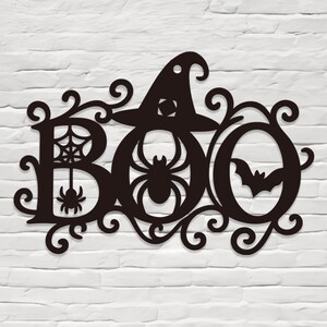 Może przedstawiać: Ciemnobrązowa dekoracja ścienna na Halloween z napisem "BOO". Litera "B" przedstawia pajęczynę i pająka, litera "O" ma kapelusz czarownicy i pająka, a ostatnia litera "O" ma nietoperza. Ozdobne wiry otaczają litery.