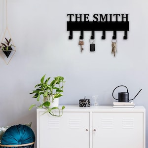 Llavero con nombre personalizado, decoración de pared con nombre de familia personalizado, letrero de metal con apellido, llavero tradicional, regalo para la familia, regalo de inauguración de la casa