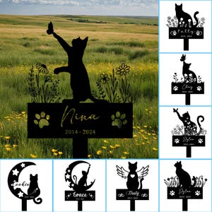 Könnte beinhalten: Ein Set mit 10 schwarzen Metall-Gedenkpfählen für den Garten in Form von Katzen mit verschiedenen Designs. Jeder Pfahl zeigt eine Silhouette einer Katze mit einem personalisierten Namen und Daten. Die Designs umfassen eine Katze mit einem Schmetterling, eine Katze mit einem Mond, eine Katze mit Flügeln und eine Katze mit Blumen.