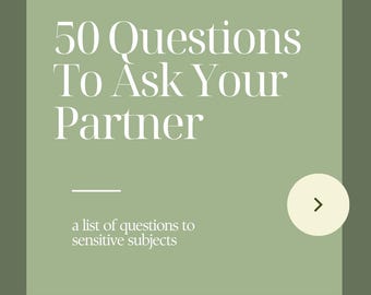 Könnte beinhalten: Ein grüner Hintergrund mit weißem Text, der "50 Questions To Ask Your Partner" lautet, und einer weißen Linie unter dem Text. Unter der Linie steht der Text "a list of questions to sensitive subjects". Ein weißer Pfeil in einem beigefarbenen Kreis befindet sich in der unteren rechten Ecke des Bildes.